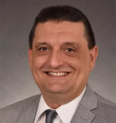 Alexander Polin schaut nach vorne und lächelt. 