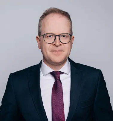 Martin Moshammer schaut nach vorne und lächelt. 