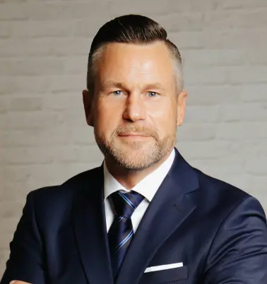 Roman Knabl schaut nach vorne und lächelt. 